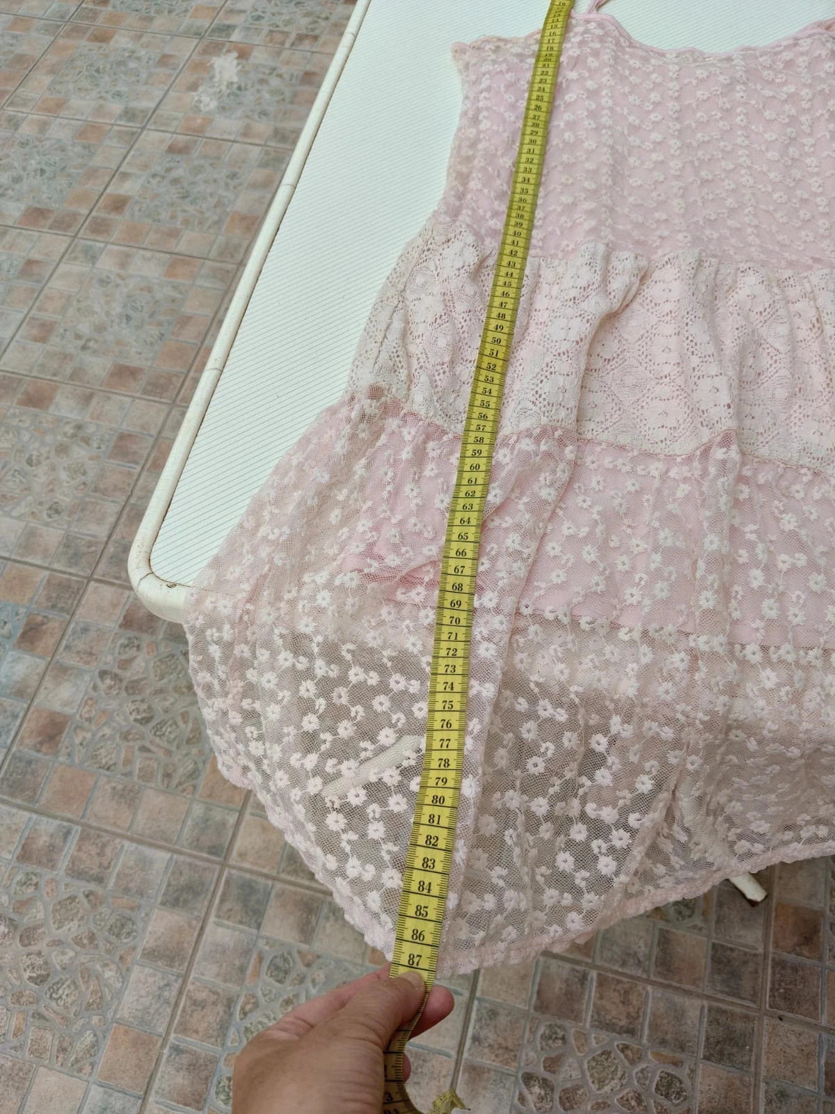 Vestido rosa em pó de renda e tule com flores bordadas – Tamanho S/M – photo 11